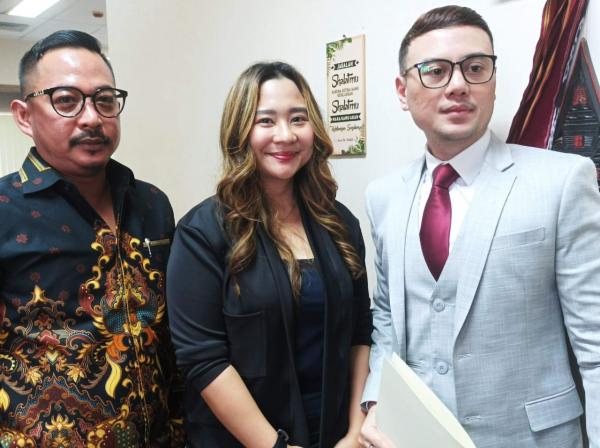 Chikita somasi sahabatnya sendiri. (Foto: Ravie Wardani)
