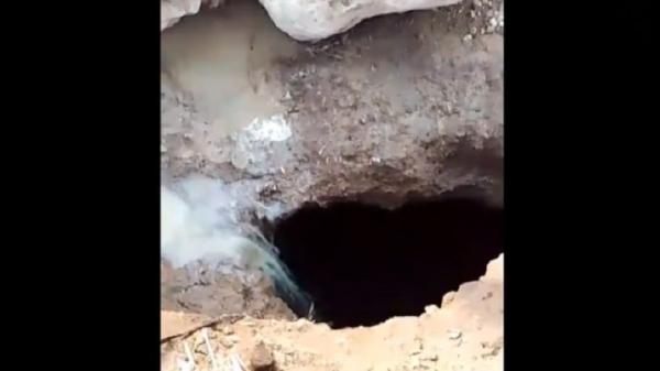 Lubang misterius di Blitar Lubang misterius saat diuji coba dengan diisi air selama lima jam. (Foto: Rekaman video warga).