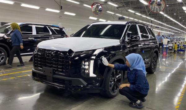 Hyundai Staf Perempuan