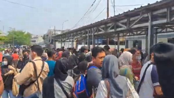 Stasiun Rangkasbitung Penumpang kereta api membeludak di Stasiun Rangkasbitung, Sabtu (9/11/2024). (Foto: Iskandar Nasution).