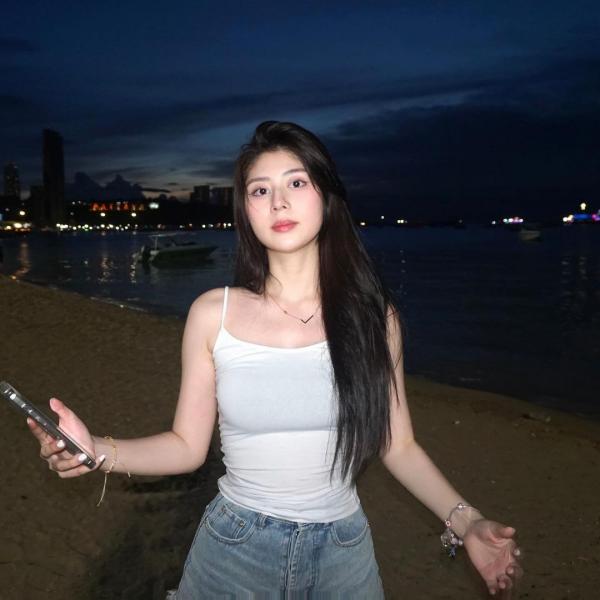 Lydia Onic Di Pantai Lydia Onic di Pantai. (Foto: Instagram)