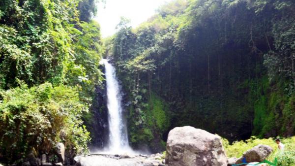 Curug Luhur Curug Luhur (Foto: Wisata Tegal)
