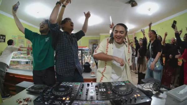 Keseruan party di warteg Keseruan party di warteg. (Foto: X)