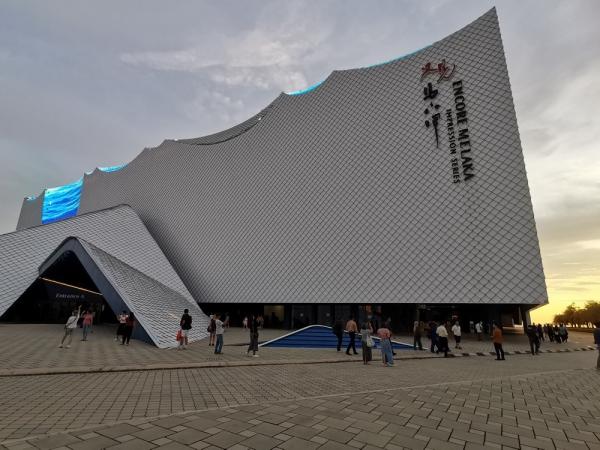 Malaka 4 Encore Melaka Theatre ini terletak di tepi pantai Melaka. Encore Melaka teater canggih ini dapat menampung lebih dari 2.000 orang di atas panggung berputar 360 derajat yang unik. (foto:Ibnu/Inews)