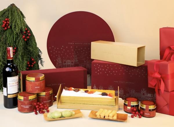 Park Hyatt Kue dan hampers yang elegan dari Park Hyatt Jakarta. (Foto: Park Hyatt Jakarta)