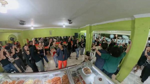Suasana Party di Warteg. (Foto: X)