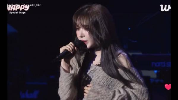 Wendy Red Velvet saat tampil duet perdana bersama Jin BTS. (Foto: X)