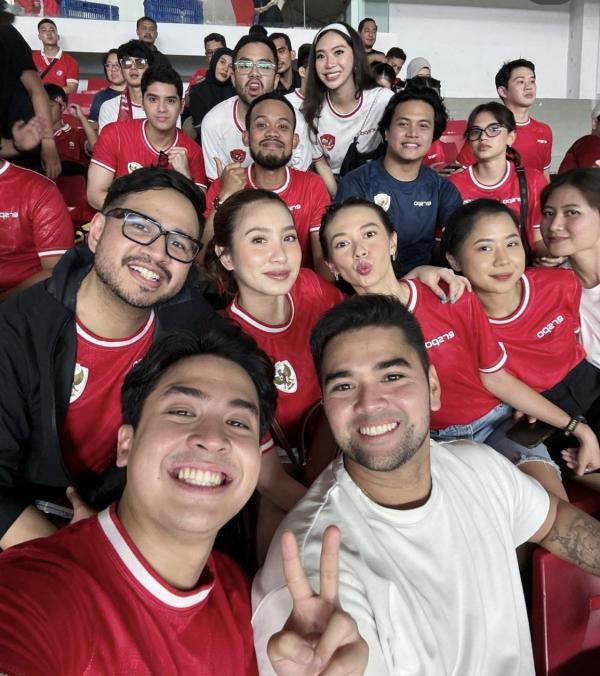 IMG 0359 Jerome Polin dan artis lain saat menonton langsung laga Indonesia vs Arab Saudi, Selasa (19/11/2024). (Foto: Instagram)