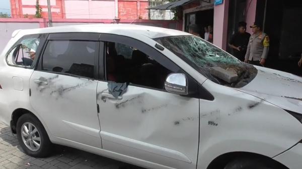 Bentrokan romas kendaraan rusak Bentrokan ormas di Pekanbaru, rIAU menyebabkan kendaraan rusak. (Foto: Indra Yosserizal)