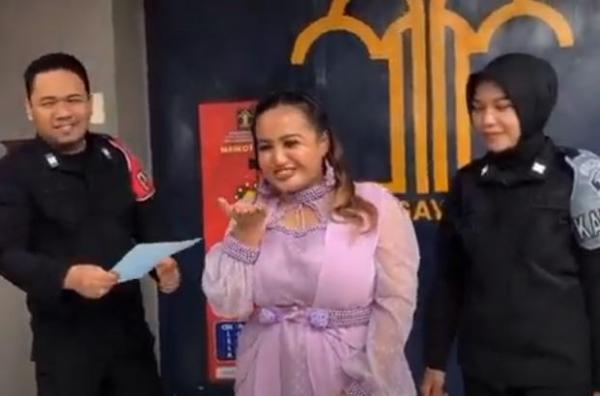 Selebgram Lina Mukhrjee tersenyum lepas usai menghirup udara bebas setelah ditahan di Lapas Perempuan Palembang. (Foto: iNews)