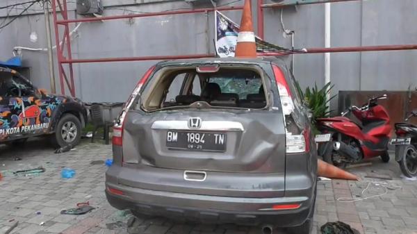Mobil rusak Mobil rusak akibat bentrokan ormas di Pekanbaru, Riau. (Foto: Indrayosserizal).