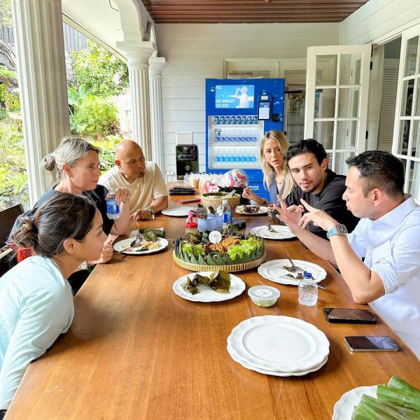 Nathan Tjoe-A-On disuguhi nasi tumpeng Nathan Tjoe-A-On disuguhi nasi tumpeng. (Foto: Instagram)