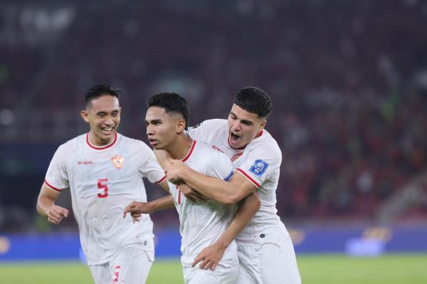 Gelandang Marselino Ferdinan (tengah) memborong dua gol kemenangan Timnas Indonesia vs Arab Saudi pada matchday keenam Grup C putaran ketiga Kualifikasi Piala Dunia 2026 zona Asia di SUGBK, Selasa (19/11/2024) malam. (Foto: MPI/Aldhi Chandra).