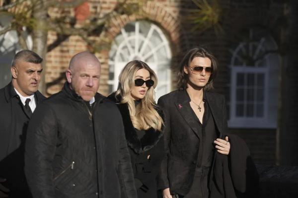 Artis hadiri pemakaman Liam Payne. (Foto: AP News)