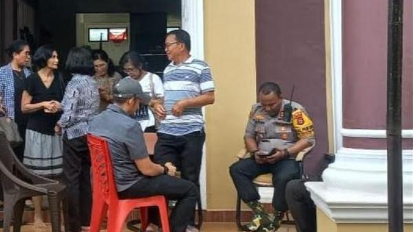 Keluarga AKP Ryanto Ulil Keluarga Kasatreskrim Polres Solok Selatan AKP Ryanto Ulil Anshar di Kota Makassar, Sulawesi Selatan menunggu kedatangan jenazah, Jumat (22/11/2024). (Foto: MPI/Abdoellah Nicolha)