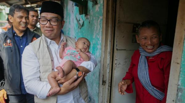 Ridwan Kamil menggendong bayi saat blusukan. (Foto: Istimewa)