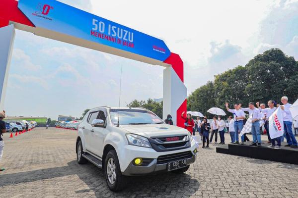 Flag Off Konvoi Isuzu Flag off konvoi 50 unit kendaraan unggulan Isuzu. (Foto: iNews Media Group/Aldhi Chandra Setiawan)