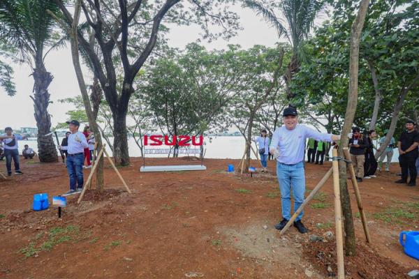 Isuzu Tanam Pohon Isuzu Environment Partner, tanam 50 pohon trembesi. (Foto: iNews Media Group/Aldhi Chandra Setiawan)