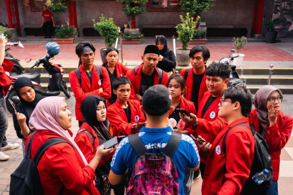 Keseruan menjelajah kawasan Glodok Sejumlah mahasiswa Universitas Mercu Buana Fakultas Ilmu Komunikasi saat mewawancarai pemandu wisata di area Glodok, Jakarta Barat. (Foto: Istimewa)