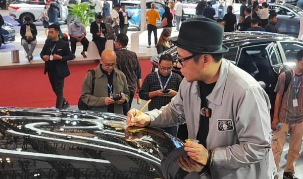 Mobil Chery dilukis batik Mobil Chery dilukis batik oleh seniman dari Freeflow Fahmi. (Foto: Dani M Dahwilani)