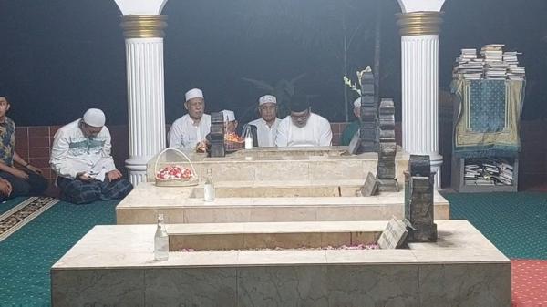 Ridwan Kamil Ziarah ke Makam Pangeran Jayakarta Ridwan Kamil saat melangsungkan ziarah ke makam Pangeran Jayakarta usai salat subuh berjamaah. (Foto: Muhammad Farhan)