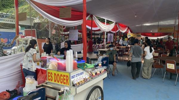 TPS di Pegangsaan Dua Suasana bazar makanan di TW.012 Pegangsaan Dua, Kelapa Gading, Jakarta Utara. (Foto: Muhamad Fadli Ramadan)