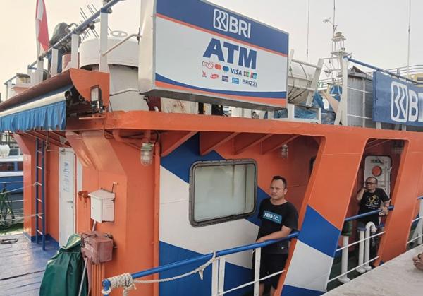 Kapal Bahtera Seva I, menyediakan layanan perbankan di antaranya mesin ATM, serta staf yang terdiri dari teller dan customer service. (Foto: Irfan Ma`ruf)
