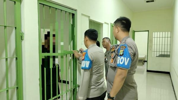 Polisi menahan oknum polisi berinisial N yang tega membunuh ibu kandungnya di Cileungsi (dok. istimewa)