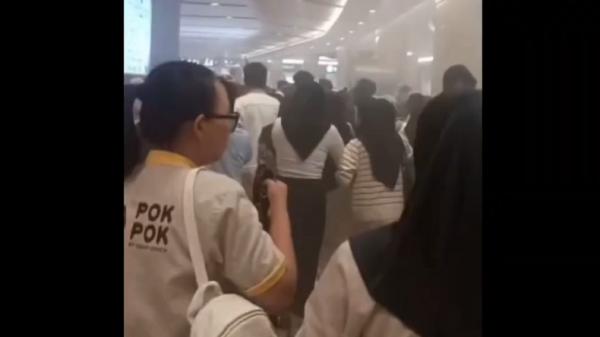 Pakuwon Mall Jogja kebakaran Kebakaran Pakuwon Mall Jogja, Condongcatur, Depok, Sleman, menimbulkan kepanikan pengunjung dan berupaya menyelamatkan diri, Rabu (4/12/2024) sore. (Foto: Tangkapan layar video di Instagram).