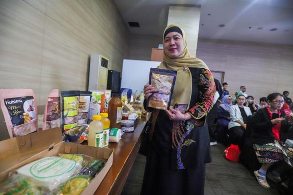 Direktur Pemberdayaan usaha BKPM Direktur Pemberdayaan Usaha Kementerian Investasi dan Hilirisasi/Badan Koordinasi Penanaman Modal (BKPM) Anna Nurbani saat meninjau produk UMKM. (Foto: iNews Media Group/Aldhi Chandra Setiawan)