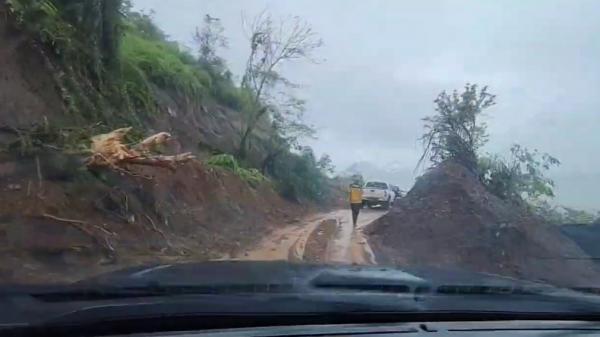 Longsor Sukabumi Longsor menutupi jalan di Sukabumi, Jawa Barat. (Foto: Ervan David).