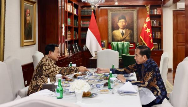prabowo jokowi 2 Presiden RI Prabowo Subianto makan malam bersama Presiden ke-7 RI Jokowi di Jalan Kertanegara No. 4 Jakarta Selatan, Jumat (6/12/2024) malam. (Foto tim media Prabowo).