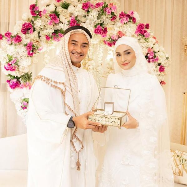 Zumi Zola dan maskawinnya Zumi Zola dan Putri Zulhas memperlihatkan maskawin pernikahannya. (Foto: Instagram)