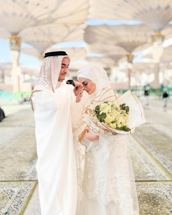 Zumi Zola dan Putri Zulhas Zumi Zola dan Putri Zulhas menikah di Madinah. (Foto: Instagram)