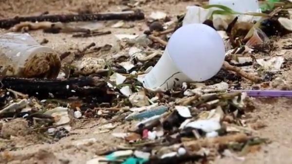 Sampah di Pantai Jimbaran Memasuki musim hujan, sampah kiriman mulai mengotori garis pantai Jimbaran, Badung, Bali. (Foto: Indira Arri).