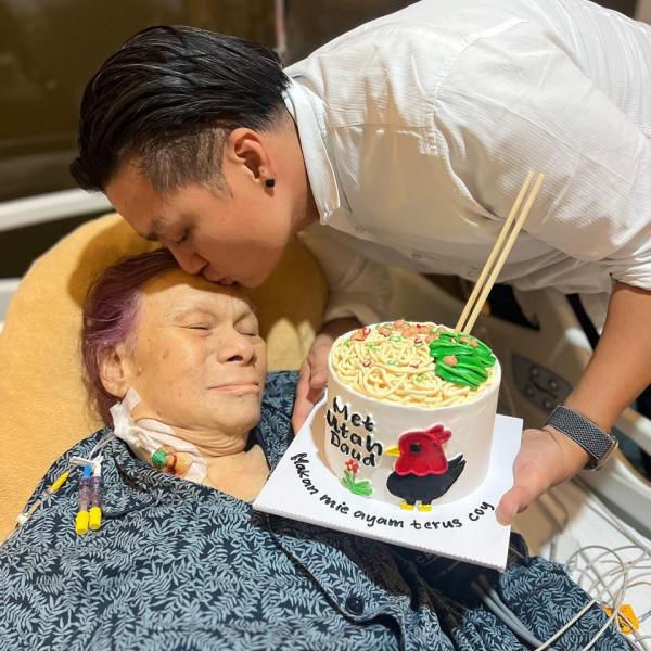 Daud Wong menjenguk ayahnya Daud Wong menjenguk ayahnya, Johnny Wong. (Foto: Instagram)