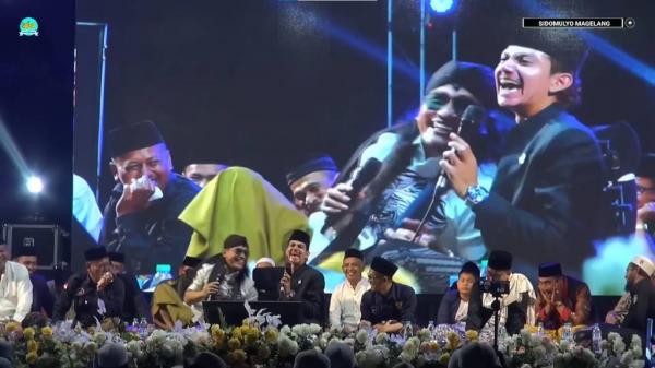 Gus Miftah 2 Gus Miftah dan Zaidan Yahya tertawa di sesi pengajian. (Foto: Youtube)