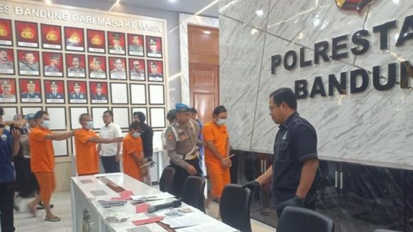 Polrestabes Bandung ekspose kasus penculikan IRT Polrestabes Bandung saat ekspose kasus penculikan IRT di Antapani. (Foto: iNews/AGUS WARSUDI)