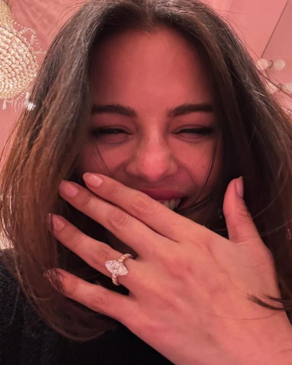 Selena Gomez dilamar Selena Gomez pamer cincin lamaran. (Foto: Instagram)