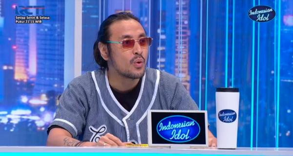 Ello jadi salah seorang juri tamu di audisi Indonesian Idol season 13. (Foto: RCTI)