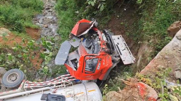 Kecelakaan Madina Truk bermuatan semen cair ringsek setelah terjun ke jurang di jalan provinsi, Desa Tano Bato, Panyabungan Selatan, Mandailing Natal (Madina), Senin (16/12/2024). (Foto: Ahmad Husein Lubis).