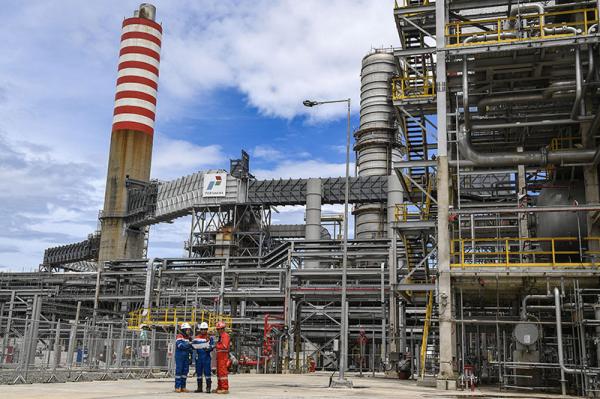 Petugas melakukan koordinasi di PT Kilang Pertamina Balikpapan.