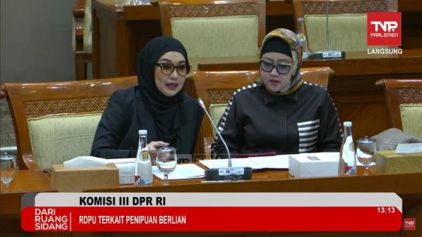 Reza Artamevia saat mengadukan kasus berlian ke Komisi III DPR RI. (Foto: Youtube)