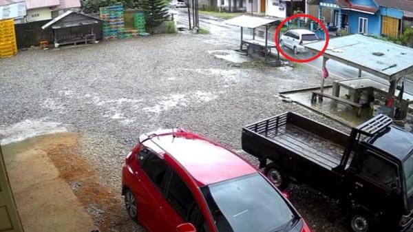 Avanza kecelakaan Pasaman Mobil Toyota Avanza yang dikendarai pencuri kabel tower kecelakaan di Jalan By Pass Lubuk Sikaping, Kabupaten Pasaman, Jumat (20/12/2024). (Foto: CCTV).