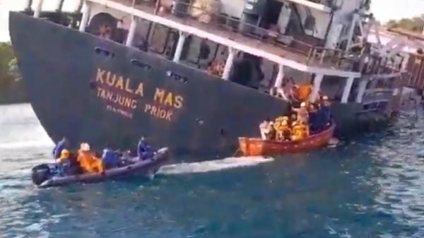 Kapal tenggelam Kapal kargo MV. Kuala Mas yang berlayar dari Makassar menuju Kupang tenggelam di perairan Bolok, Kupang, Nusa Tenggara Timur (NTT), Sabtu (21/12/2024) pagi. (Foto: Istimewa).
