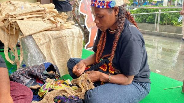 Noken Wanita Papua membuat tas noken di Festival Noken yang berlangsung di Sarinah Jakarta. (Foto: Muhamad Fadli Ramadan)