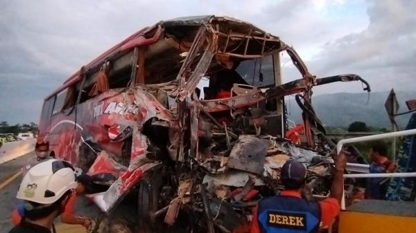 Bus membawa rombongan pelajar SMP Islam dari Gunung Putri, Bogor kecelakaan dengan truk di Tol Pandaan- Malang, KM 77, Senin (23/12/24) pukul 15.23 WIB. (Foto: Avirista Midaada).