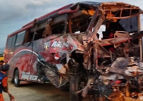 Bus rombongan siswa SMP asal Bogor kecelakaan di Tol Pandaan-Malang, Senin (23/12/2024). (Foto: MPI)