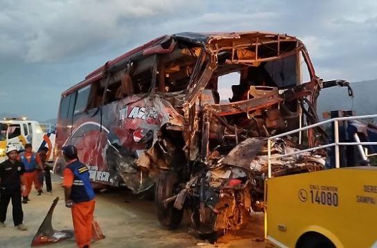 Kondisi bus rombongan siswa SMP asal Bogor rusak parah usai menabrak truk di Tol Pandaan-Malang KM 77, Senin (23/12/2024). (Foto: MPI/Avirista)