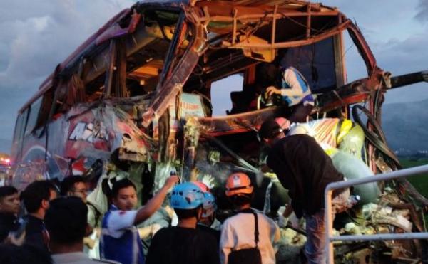 Kecelakaan bus tol pandaan-malang Kecelakaan bus rombongan pelajar menewaskan empat orang di Jalan Tol Pandaan-Malang, Senin (23/12/2024). (Foto: MPI)